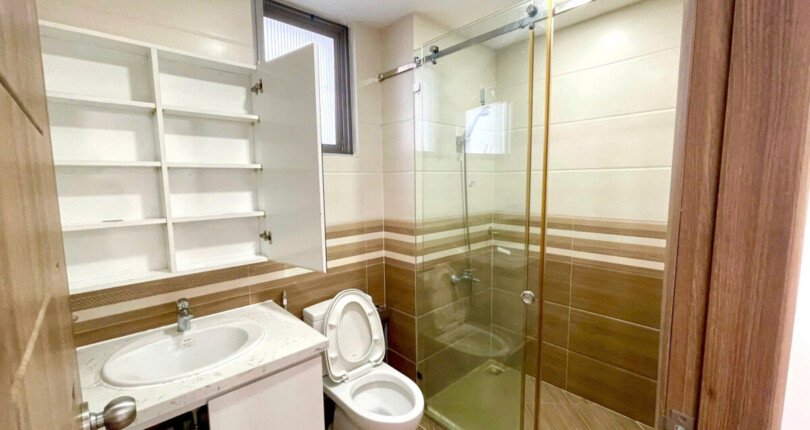 can ho co 2 toilet hoan thien nhu hinh 810x430 - Giá mua bán căn hộ 3pn tháp E chung cư Scenic Valley 1 Quận 7 T6/2025