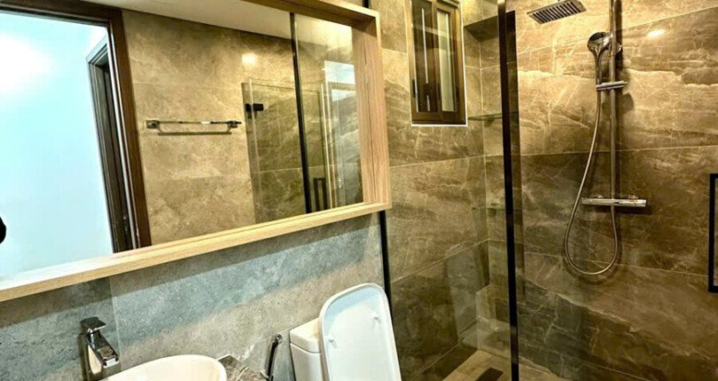 can ho co 2wc sang trong 810x430 - Giá cho thuê căn hộ 2pn tháp C lầu cao chung cư The Peak phường Tân Mỹ T7/2025