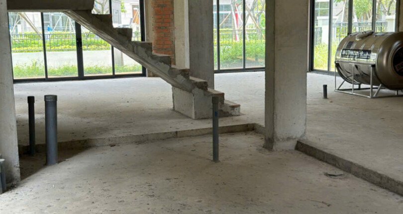 cau thang bo len lau 1 810x430 - Giá mua bán nhà Biệt thự đơn lập khu dân cư Zeitgeist xã Nhà Bè T7/2025