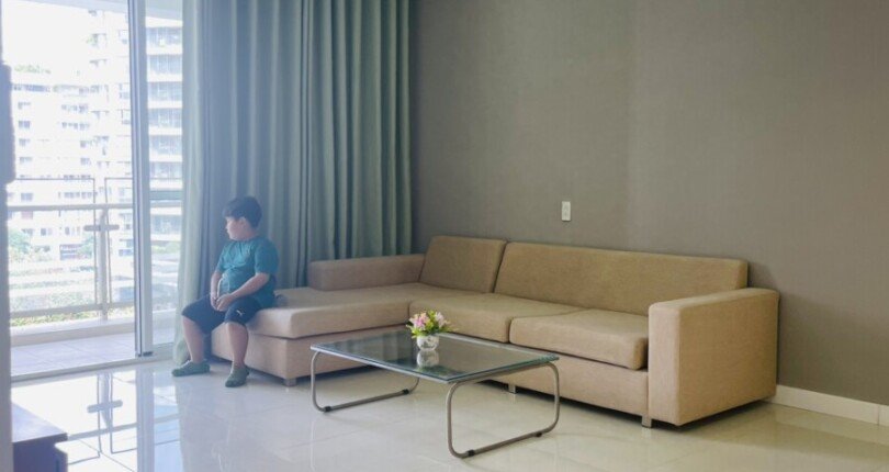 goc phong khach can ho ban 810x430 - Giá mua bán căn hộ 145m2 tháp C chung cư Riverpark Residence phường Tân Hưng T7/2025