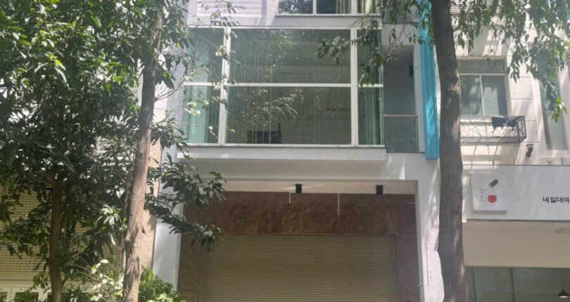 hinh anh cho thue toa nha van phong noi khu hung gia 4 quan 7 t6 2025 810x430 - Giá cho thuê tòa nhà văn phòng Nội khu Hưng Gia 4 Quận 7 T6/2025