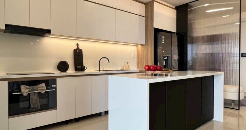 khong gian bep rong rai 11 810x430 - Giá mua bán căn hộ 3pn Tháp B chung cư Riverpark Premier Quận 7 T6/2025