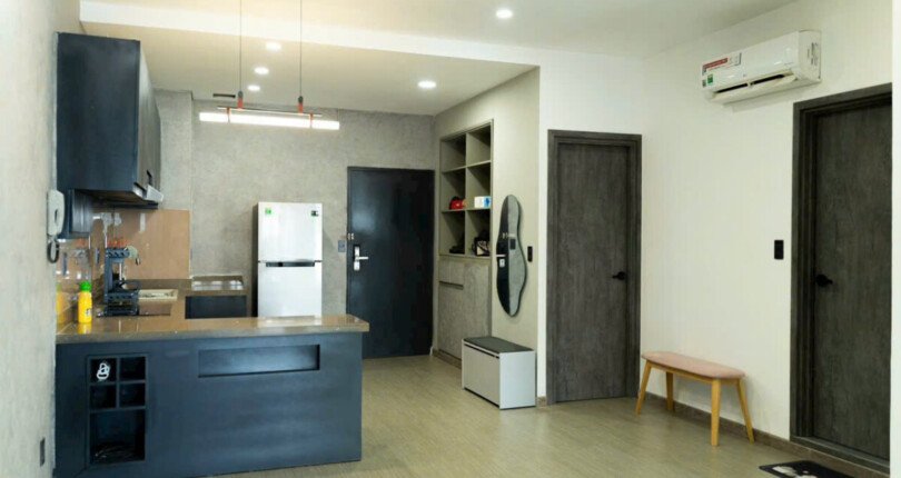 khong gian bep rong rai 4 810x430 - Giá mua bán căn hộ sân vườn tháp 1a chung cư Sky Garden 1 Quận 7 T6/2025