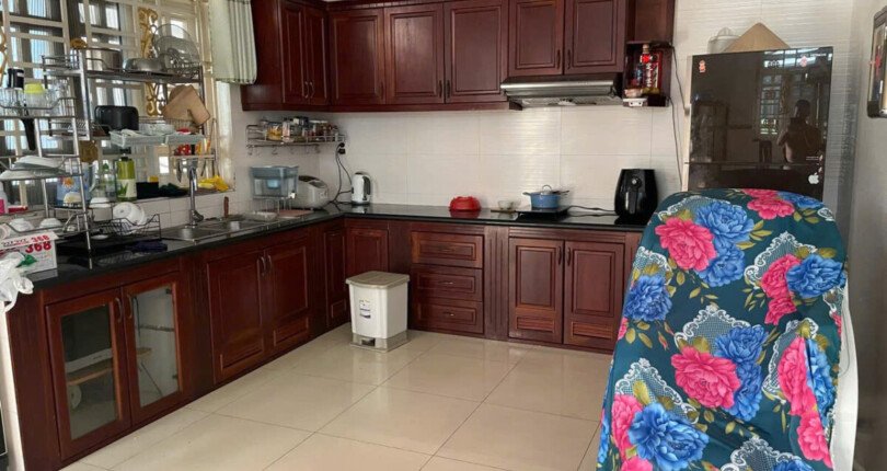 khong gian bep rong rai 810x430 - Giá mua bán nhà Biệt thự nguyên căn mặt Đường số 2 kdc Nhật Minh Quận 8 T6/2025