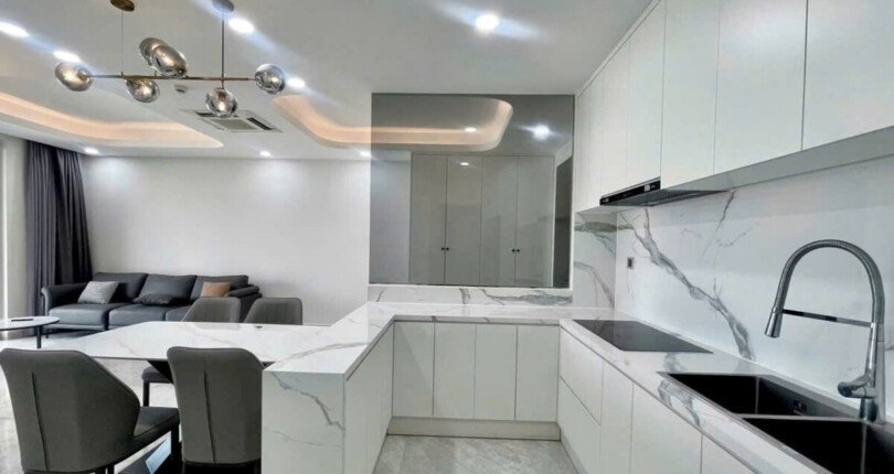 khong gian bep rong rai sang trong 810x430 - Bán gấp căn hộ 3pn chung cư The Peak m8 giá 12,8 tỷ rẻ nhất thị trường