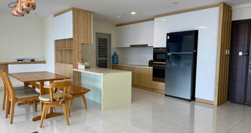 khong gian bep va phong an rong rai 810x430 - Giảm giá bán gấp căn hộ 3pn 133m2, view sông, chung cư Scenic Valley