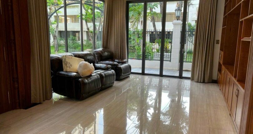khong gian phong khach 810x430 - Giá mua bán nhà Biệt thự nguyên căn góc nội khu Mỹ Hoàng Phú Mỹ Hưng có hồ bơi T6/2025