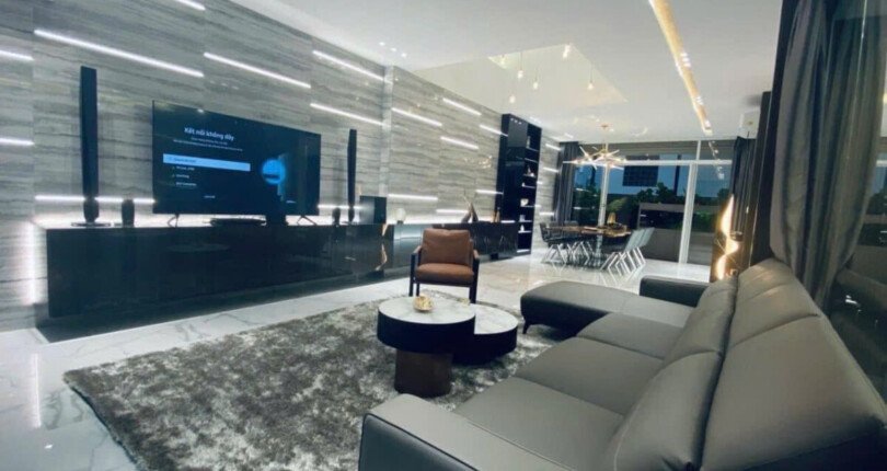 khong gian phong khach tang tret 810x430 - Giá mua bán nhà Biệt thự nguyên căn số 68 Nội khu Nam Thông 2 Quận 7 T6/2025