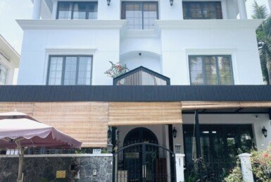 mat-truoc-nha-biet-thu-ban