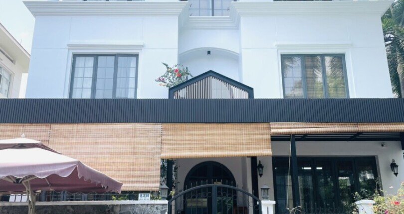 mat truoc nha biet thu ban 810x430 - Giá mua bán nhà Biệt thự nguyên căn góc đường Nội khu Mỹ Kim Quận 7 T6/2025