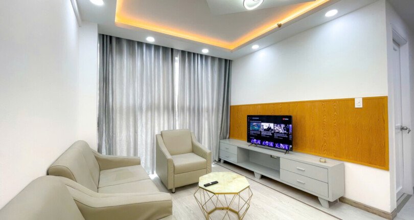 phong khach can ho ban 15 810x430 - Bán căn hộ 77m2, chung cư Scenic Valley 2, tầng sân vườn giá 6.1 tỷ, nhà đang có hợp đồng thuê.