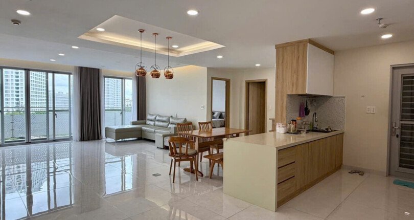 phong khach can ho ban 19 810x430 - Giảm giá bán gấp căn hộ 3pn 133m2, view sông, chung cư Scenic Valley