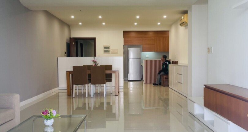 phong khach can ho can ban 5 810x430 - Giá mua bán căn hộ 145m2 tháp C chung cư Riverpark Residence phường Tân Hưng T7/2025