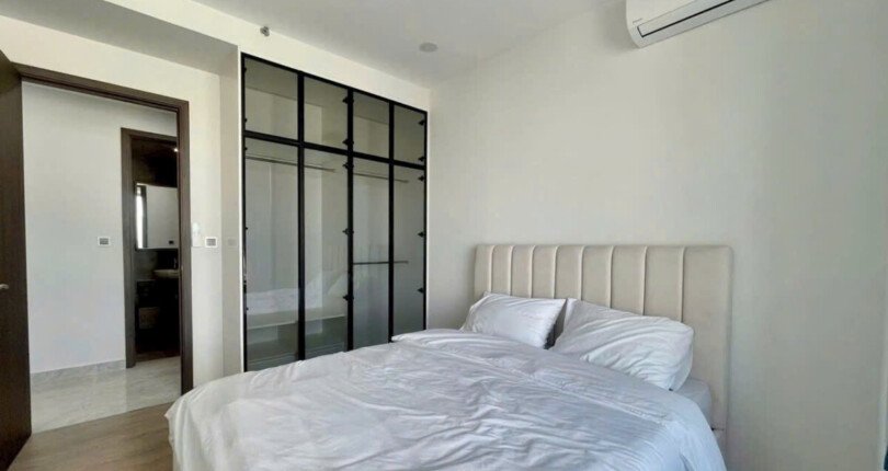 phong ngu hoan thien cao cap 810x430 - Bán gấp căn hộ 3pn chung cư The Peak m8 giá 12,8 tỷ rẻ nhất thị trường