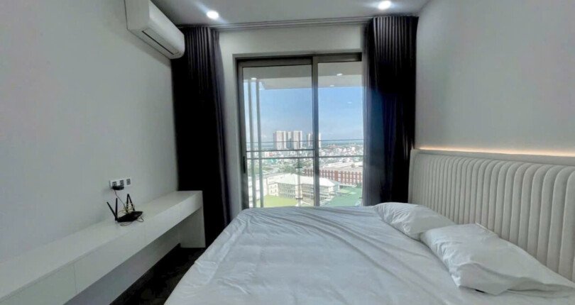 phong ngu nho co cua so rong rai 810x430 - Bán gấp căn hộ 3pn chung cư The Peak m8 giá 12,8 tỷ rẻ nhất thị trường
