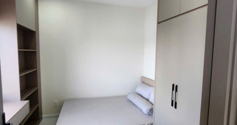 phong ngu trong can ho ban 2 810x430 - Giá mua bán căn hộ Duplex 3pn tháp M chung cư Hưng Vượng 2 T6/2025