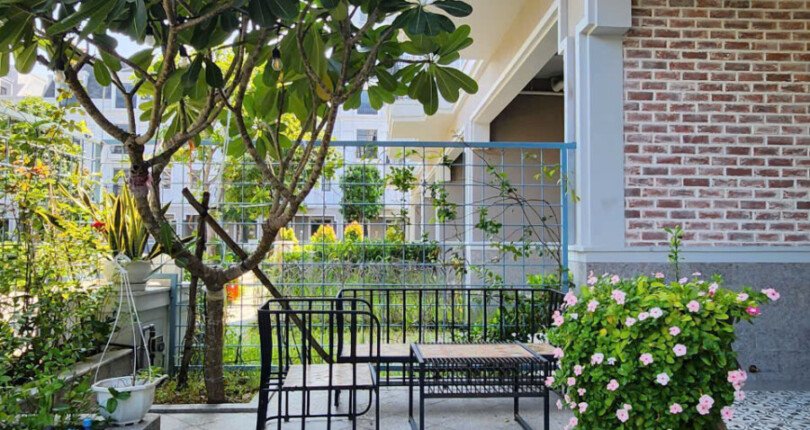 san vuon truoc nha ben 810x430 - Giá mua bán nhà phố nguyên căn kdc Amelie Villa Xã Nhà Bè HCM T7/2025
