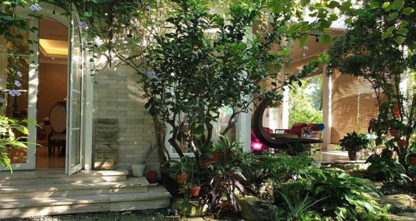 san vuong trong nha biet thu ban 810x430 - Giá mua bán nhà nguyên căn 4pn Khu Biệt thự Chateau Phú Mỹ Hưng Quận 7 T6/2025