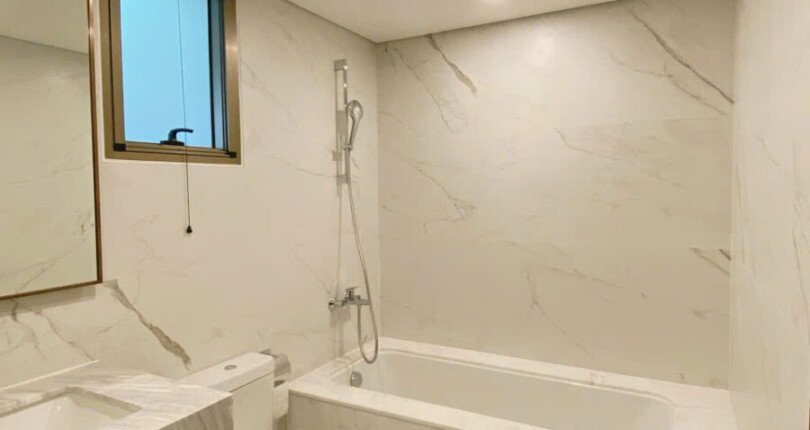 toilet co bon tam nam 1 810x430 - Giá cho thuê căn hộ 3pn tháp C chung cư The Peak Phú Mỹ Hưng T6/2025