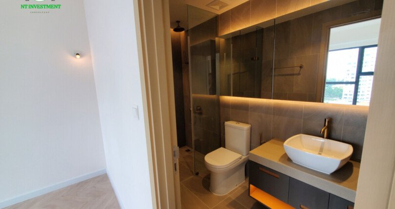 toilet day du thiet bi 1 810x430 - Giá cho thuê căn hộ 2pn tháp B chung cư The Antonia phường Tân Mỹ T7/2025