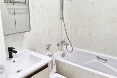 toilet-rong-rai-co-bon-tam-nam