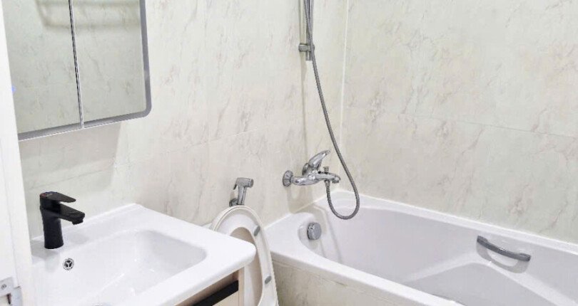 toilet rong rai co bon tam nam 810x430 - Giá mua bán căn hộ 3pn tháp 1D chung cư Sky Garden 1 Quận 7 T6/2025