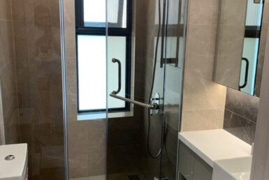 toilet-sang-trong-day-du-thiet-bi-noi-that