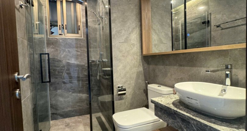 tollet can ho can cho thue 810x430 - Cho thuê căn hộ chung cư The Peak ( M8- Midtown ) 126m2, 03pn, giá 2.200usd/tháng, nhà đẹp.