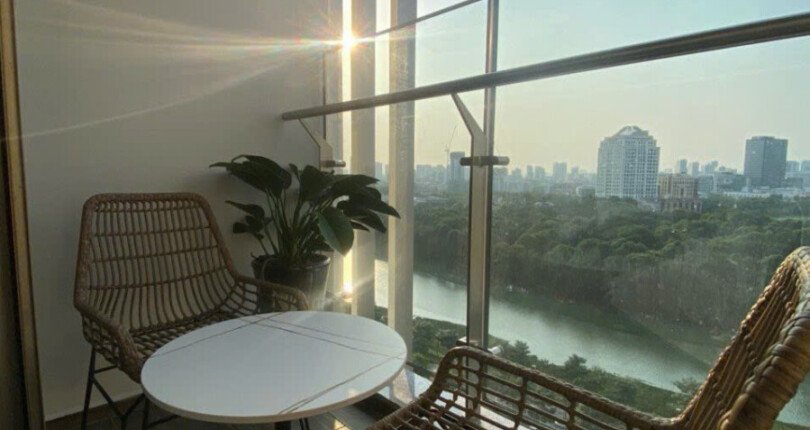 view ban cong phong khach can ho ban 810x430 - Giá mua bán căn hộ 3pn lầu 12a chung cư The Peak m8a Quận 7 T6/2025