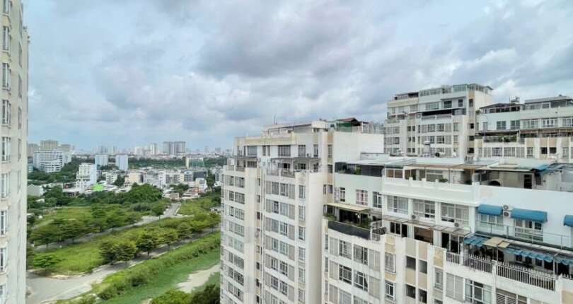 view cua so can ho ban 810x430 - Giá mua bán căn hộ 2pn tháp 7C chung cư Sky Garden Quận 7 T6/2025