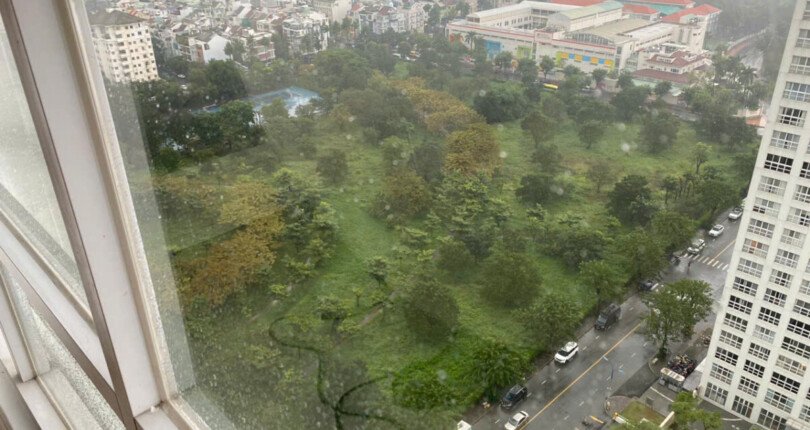 view phong khach can ho ban 810x430 - Giá mua bán căn hộ 01 khu R18 chung cư Happy Valley Quận 7 T6/2025