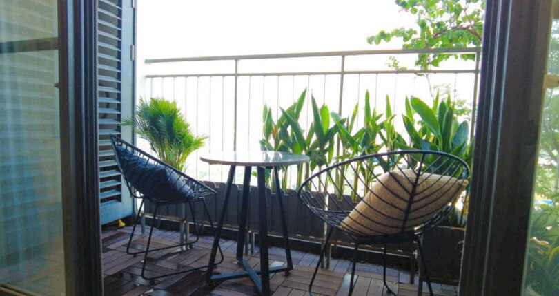 ban cong phong khach can ho 810x430 - Giá mua bán căn hộ 3pn chung cư Nam Phúc Le Jardin T7/2025
