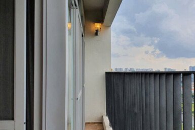 ban-cong-phong-khach-can-ho-ban