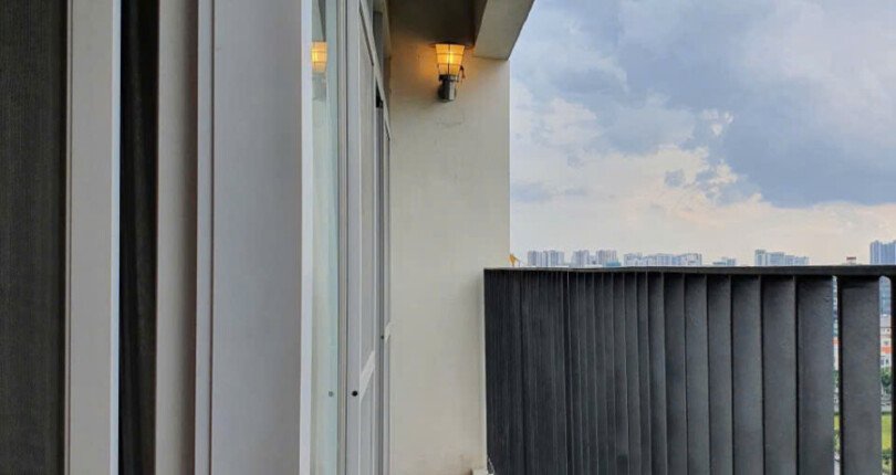 ban cong phong khach can ho ban 2 810x430 - Giá mua bán căn hộ 3pn Tháp H chung cư Star Hill T8/2025