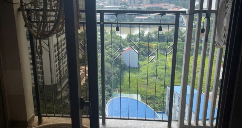 ban cong phong khach can ho truc dien song 810x430 - Giá mua bán căn hộ 2pn tháp B view sông lầu cao chung cư Saigon South Residences T7/2025