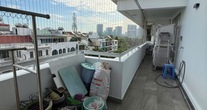 ban cong san thuong penthouse ban 810x430 - Giá mua bán penhouse tháp H chung cư Hưng Vượng 2 Phú Mỹ Hưng T7/2025