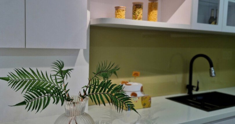 bep can ho ban 2 810x430 - Bán căn hộ 110m2, chung cư Scenic Valley 1, 03pn, giá 9.5 tỷ, nhà đẹp, nội thất đầy đủ.