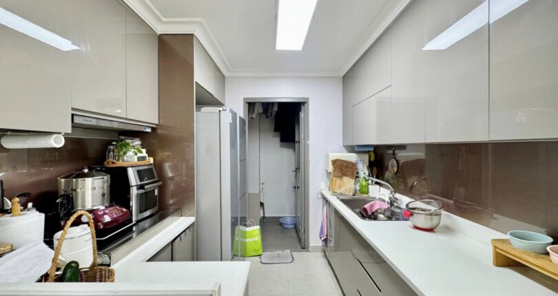 bep can ho ban 21 810x430 - Bán căn hộ chung cư Hưng Phúc, 97m2, 03pn, giá 8.2 tỷ, nhà đẹp, nội thất căn hộ đầy đủ.