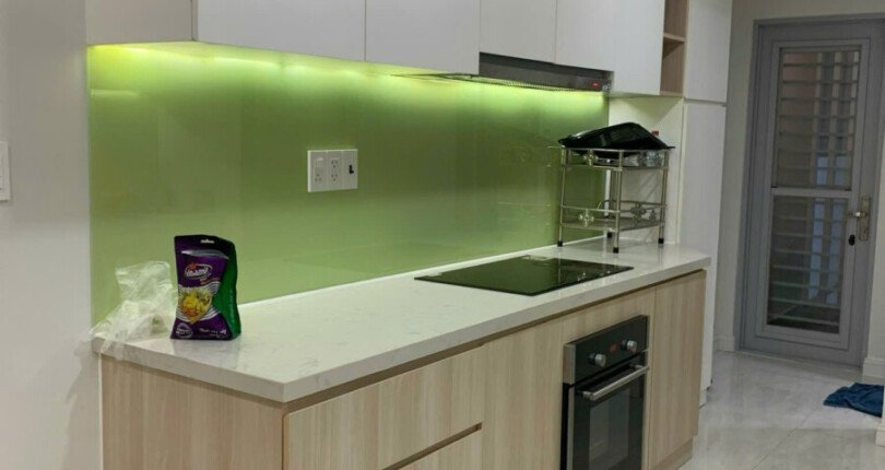 bep can ho ban 24 810x430 - Bán căn hộ 101m2, chung cư Scenic Valley 1, nhà đầy đủ nội thất, đang có hợp đồng thuê ổn định.