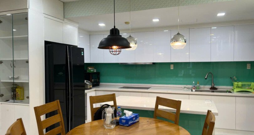 bep trang sang 810x430 - Bán gấp căn hộ Happy Valley, 3pn, 135m2, căn góc, view Đông - Nam, nội thất cao cấp, giá 10,1 tỷ