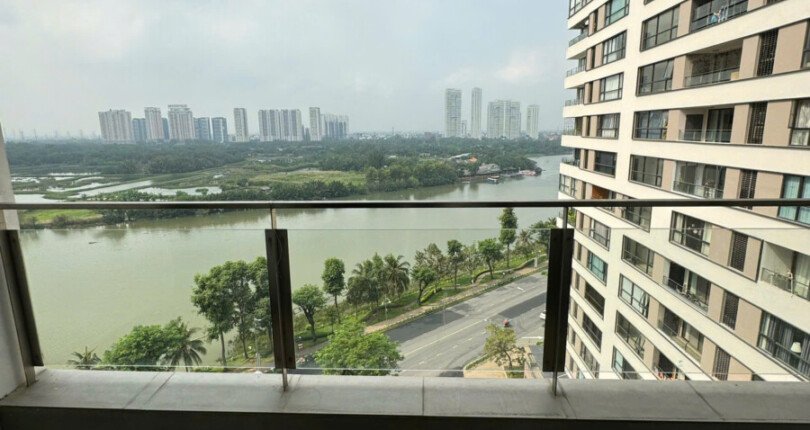 can ho ban cong phong khach truc dien song 810x430 - Giá mua bán căn hộ 3pn Tháp O view sông chung cư The Panorama T7/2025