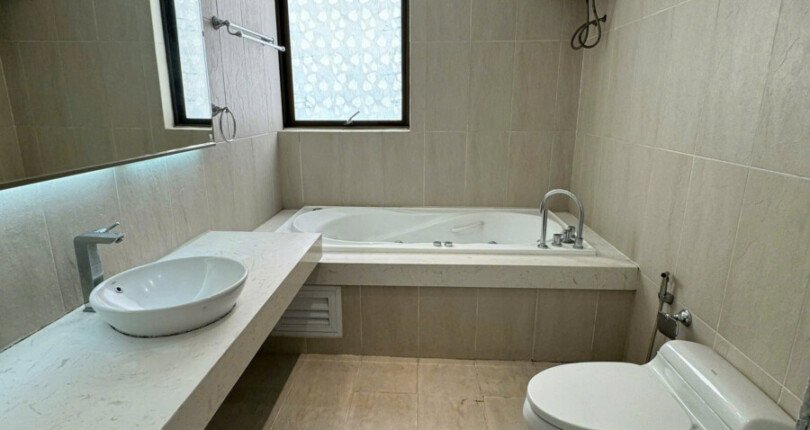 can ho co 2 toilet hoan thien nhu hinh 4 810x430 - Giá mua bán căn hộ 3pn Tháp O view sông chung cư The Panorama T7/2025