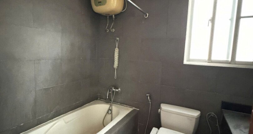can ho co 3 toilet day du thiet bi 810x430 - Giá mua bán Penthouse tháp 3b chung cư Sky Garden 2 phường Tân Hưng T7/2025