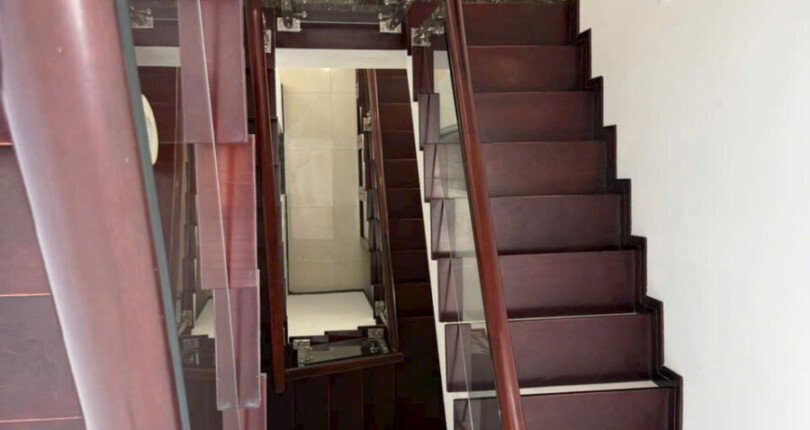 cau thang len lau 1 1 810x430 - Giá mua bán nhà Biệt thự nguyên căn số 38 Mỹ Thái 2A Phú Mỹ Hưng T7/2025