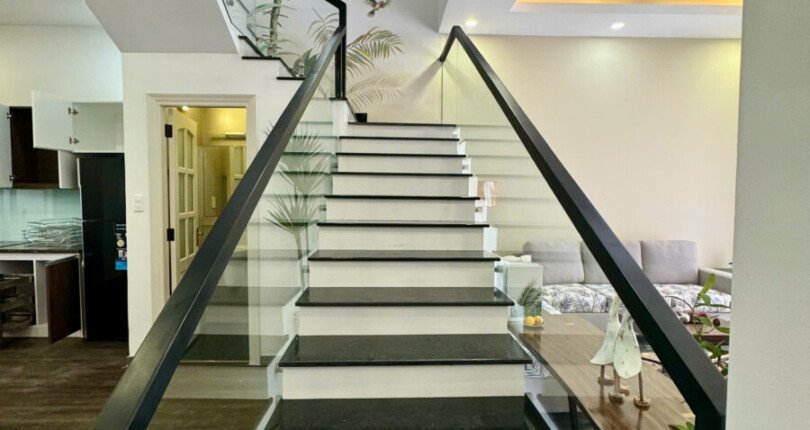 cau thang len lau 1 810x430 - Giá cho thuê nhà Biệt thự nguyên căn 3pn Nội khu Phú Mỹ Hưng T7/2025