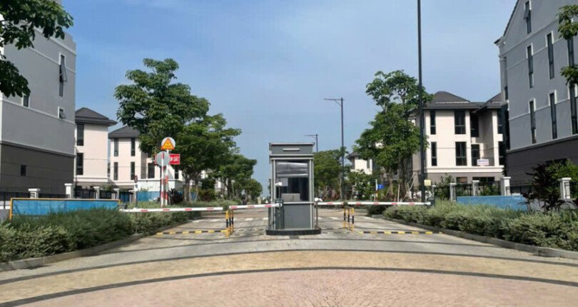 cong vao khu dan cu 1 810x430 - Giá mua bán căn hộ Penthouse 6pn Tháp A chung cư Zeitgeist Gs Nhà Bè T7/2025