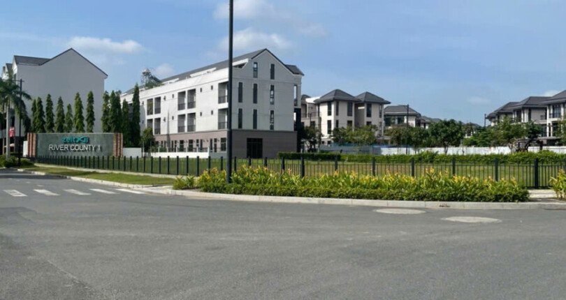 cong vao khu dan cu 2 810x430 - Giá mua bán căn hộ Penthouse 6pn Tháp A chung cư Zeitgeist Gs Nhà Bè T7/2025