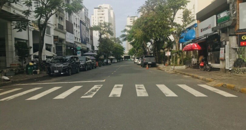duong phan khiem ich lo gioi 20m 810x430 - Giá cho thuê tòa nhà nguyên căn làm nhà hàng góc công viên Đường Phan Khiêm Ích Hưng Gia 4 T7/2025