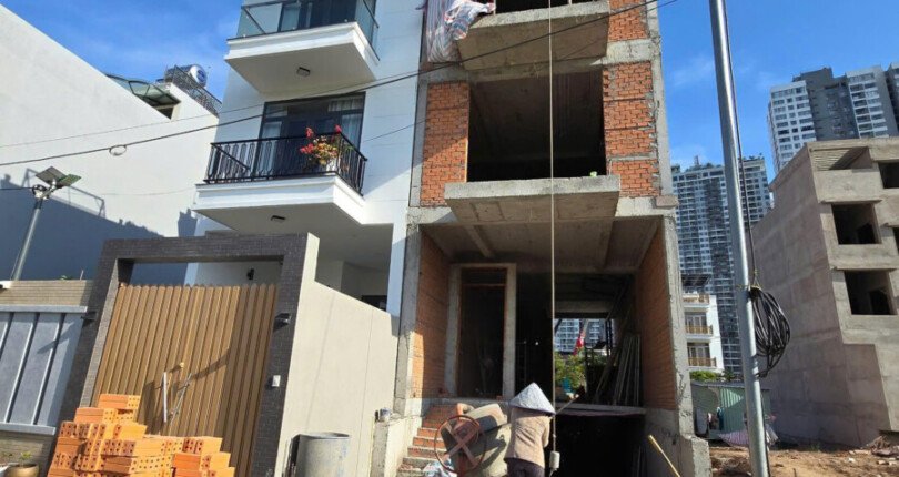 hien trang kdc dang co nhieu nha xay dung 810x430 - Giá mua bán đất nền mặt đường Đào Trí kdc Lotus Residence Phường Phú Thuận T7/2025
