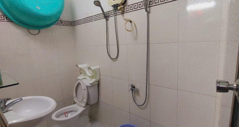 hien trang nha co 15 toilet nhu hinh 810x430 - Giá mua bán toàn nhà chdv có thang máy 15p Đường số 49 phường Tân Hưng HCM T7/2025